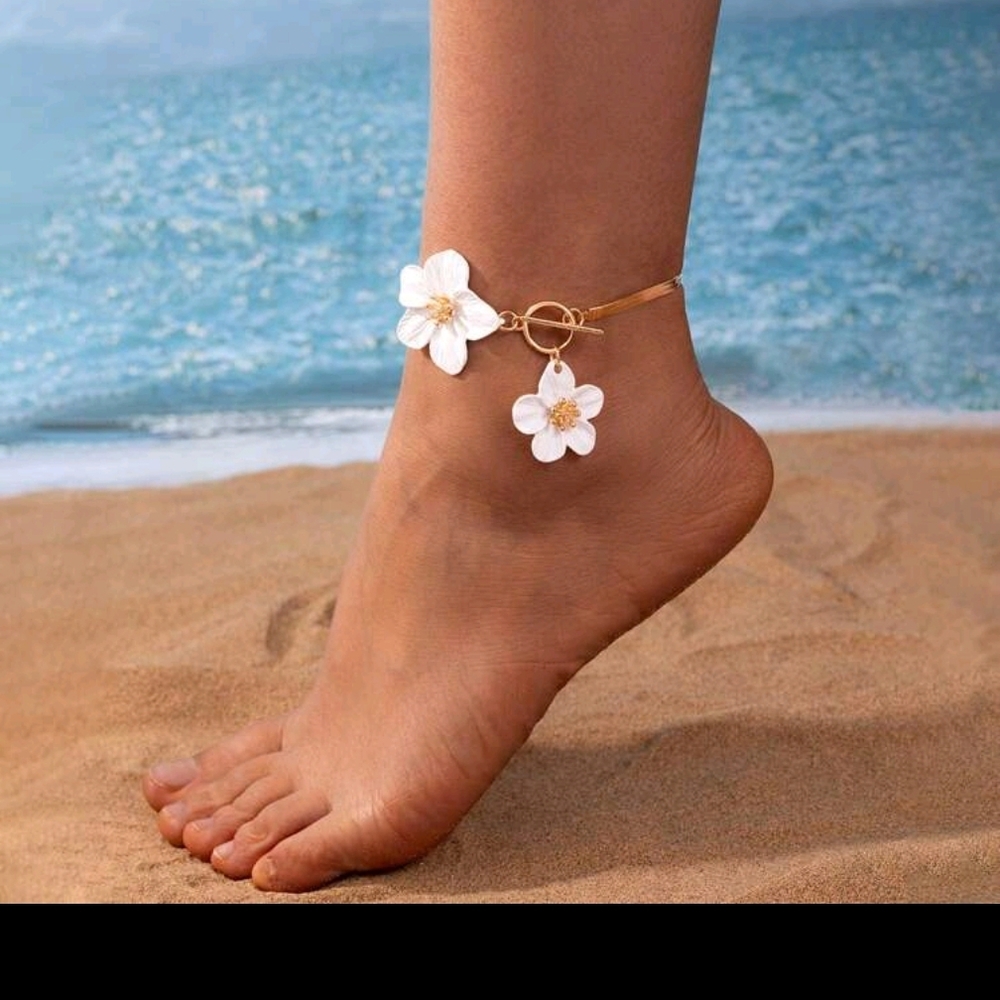A005 Floral Gold Anklet with White Flowers